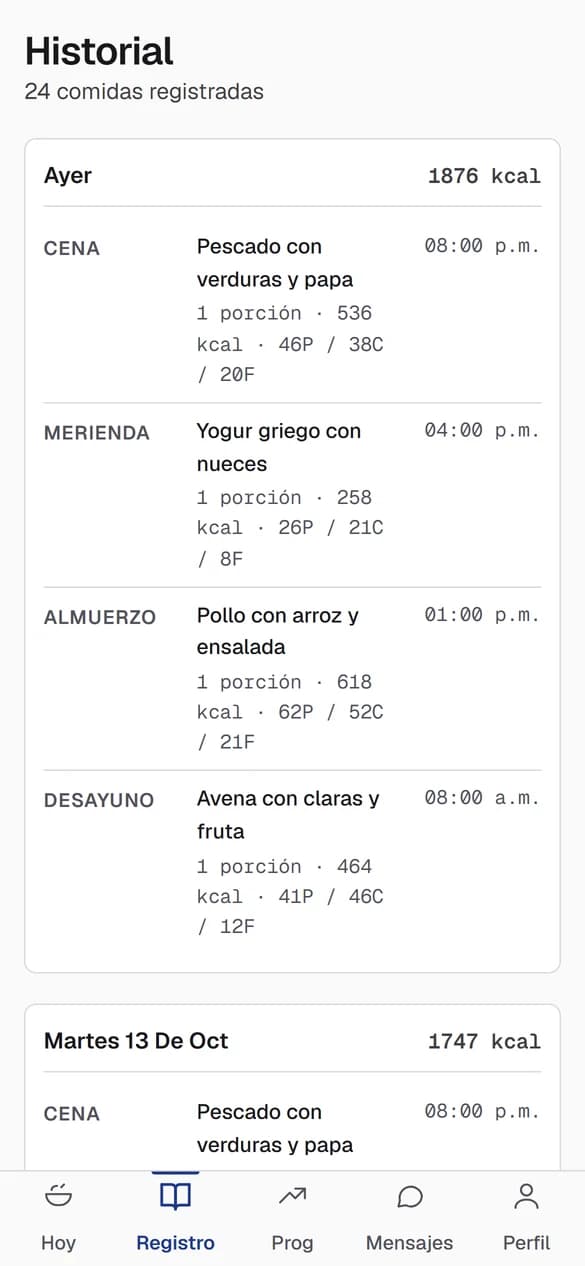 Vista móvil del cliente de nutrición con el historial de comidas por día, con calorías y macronutrientes de cada una.